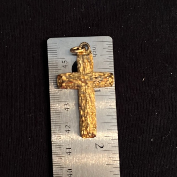 Tree bark, log cut styling on a gold plated sterling Crucifix - Picture 4 of 7